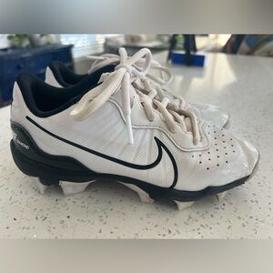 Nike Youth baseball cleats in Black and White